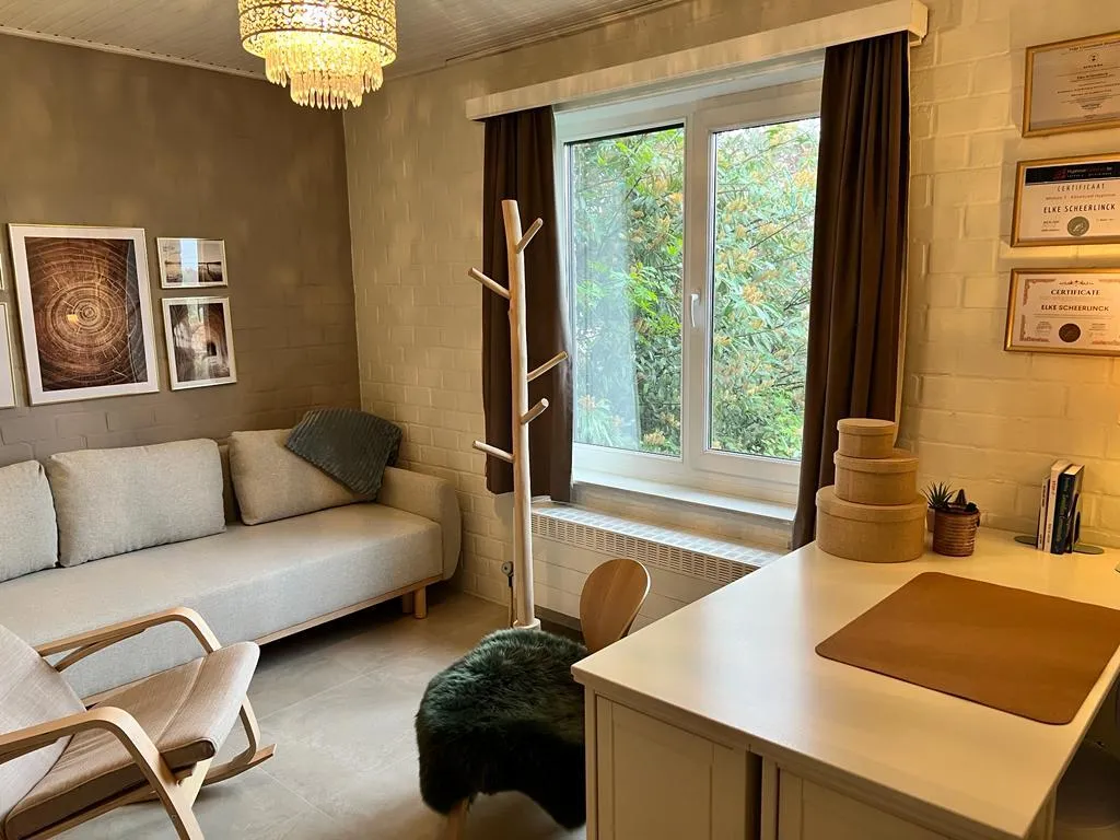 Modern therapy room with abstract art, 3:2 aspect ratio