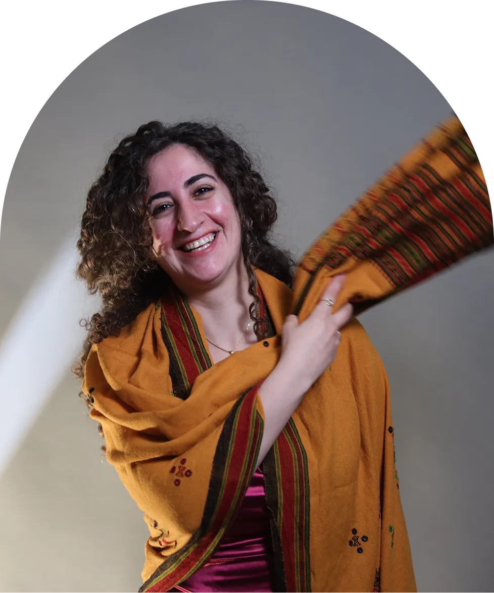 صورة شخصية لفاطمة إسماعيل بخلفية فنية