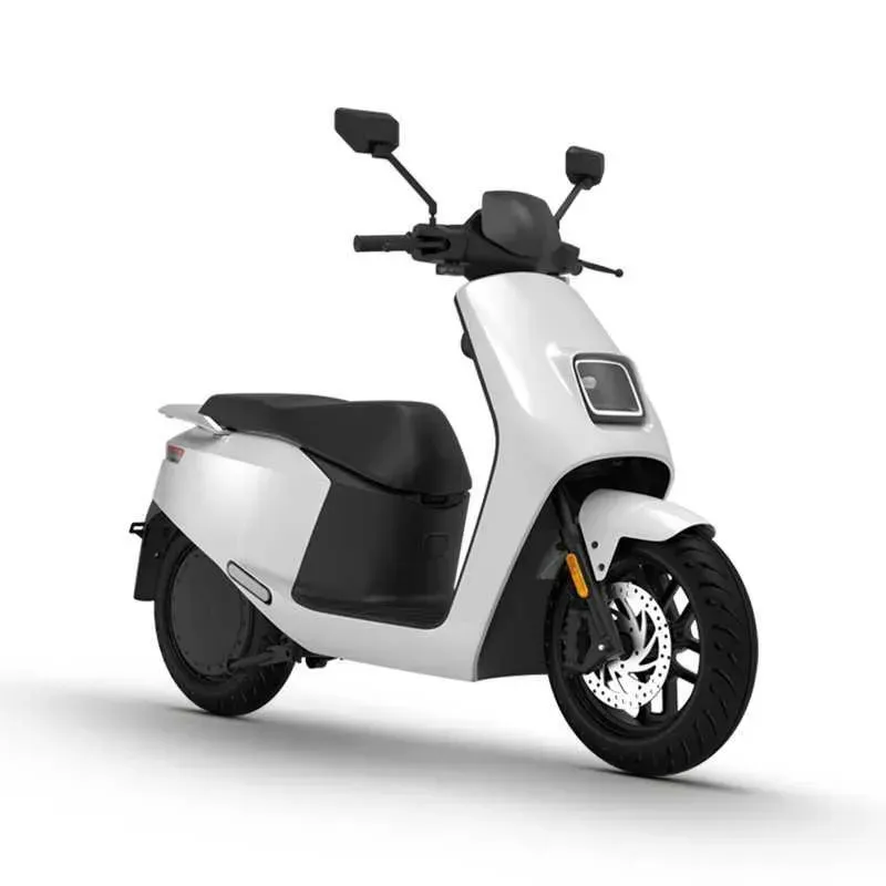 Eektrični skuter VeloVoltage Avanger v beli barvi - zmogljiv in eleganten model za mesno vožnjo, homologiran za 125cc.