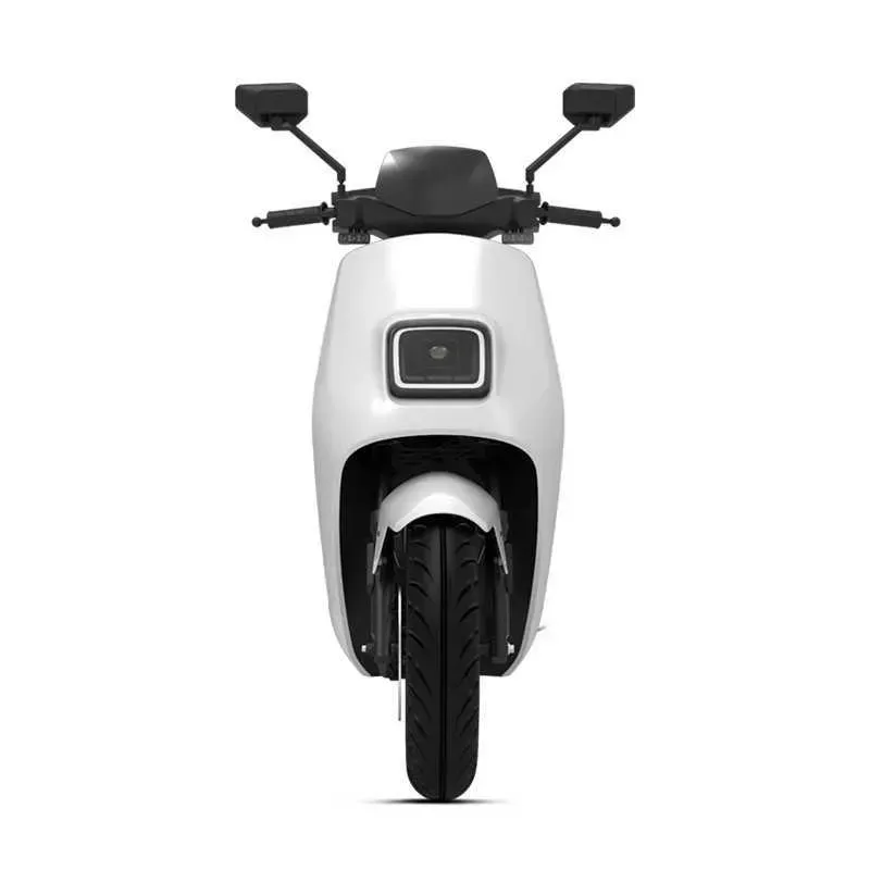 Sprednji pogled na elekričn kuer VeloVoltage Avanger - Futuristična LED luč in aerodinamična zasova za urbano mobilnost.