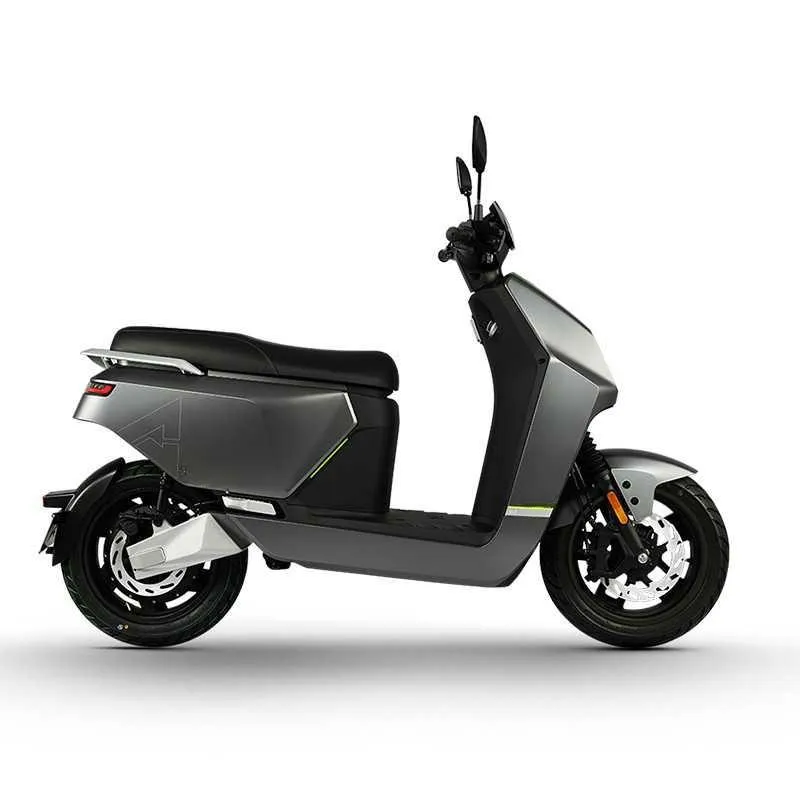 Električni skuter VeloVoltage Titan, pogled s strani, v mat sivi barvi z moderno, oglatim dizajnom in diski z disk zavorami.