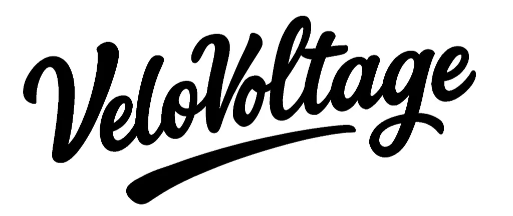 Črnročno pisani logotip blagovne znamke VeloVoltage, z elegantnimloko pod napisom.