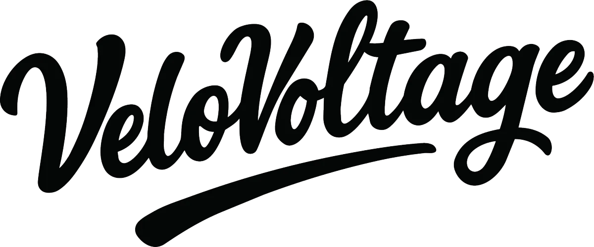 Črnročno pisani logotip blagovne znamke VeloVoltage, z elegantnimloko pod napisom.