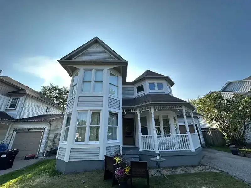 Victorian home: Siding and trim, painted by Turtle Painting