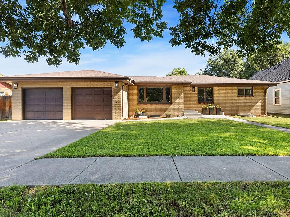 Boca Raton Concrete builds and installs driveways.