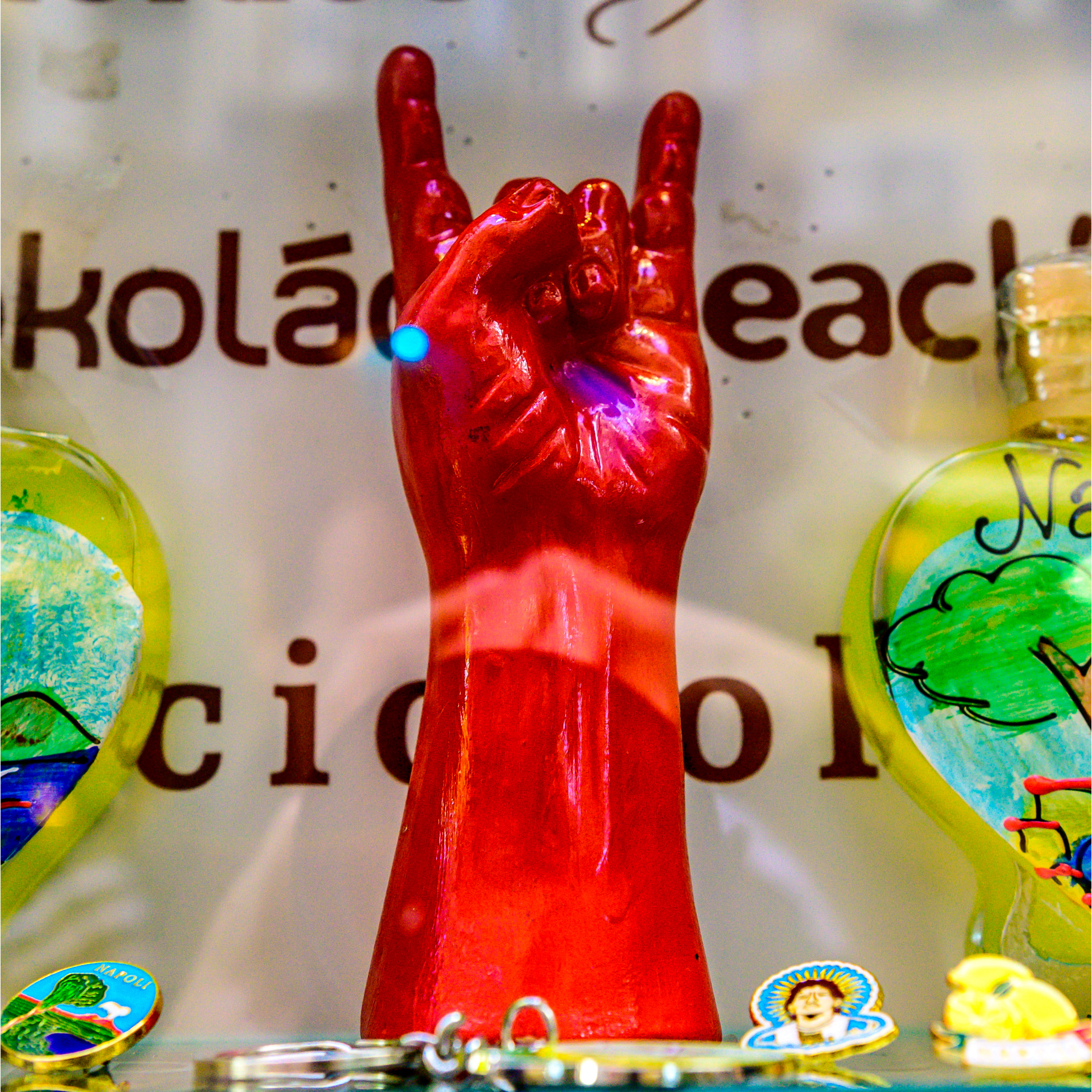 Volontari napoletani che consegnano pasti caldi ai vicini in un cortile di Napoli.