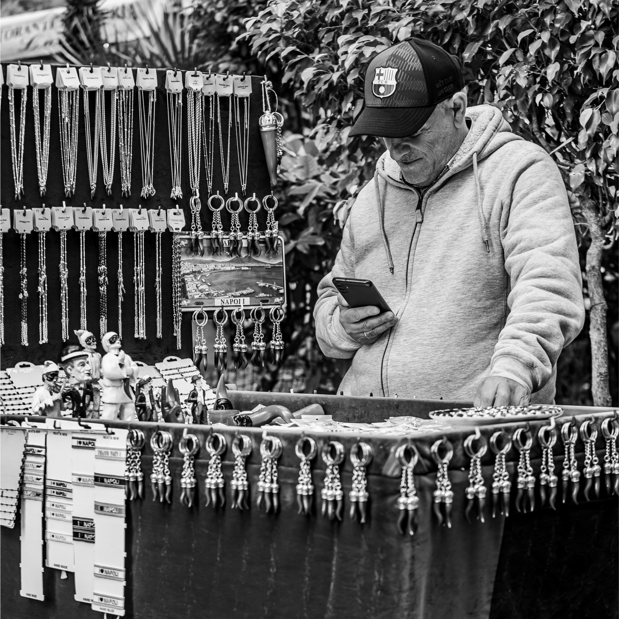 Older Neapolitan man smiling in his doorway, conveying trust and local voice.