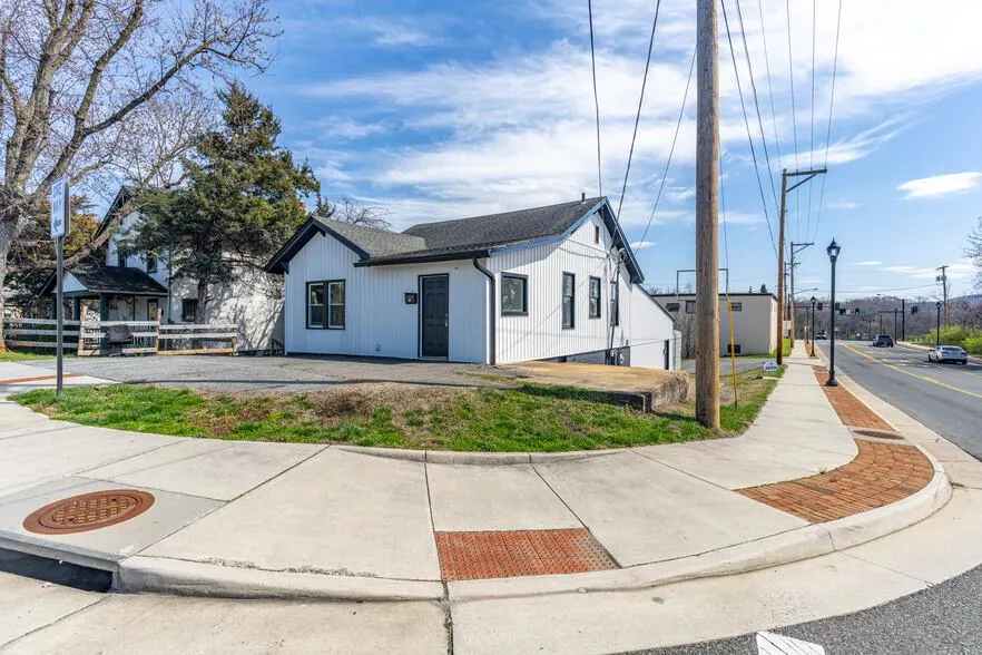Lynchburg Concrete builds and installs driveway