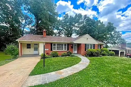 Lynchburg Concrete builds and installs Driveway