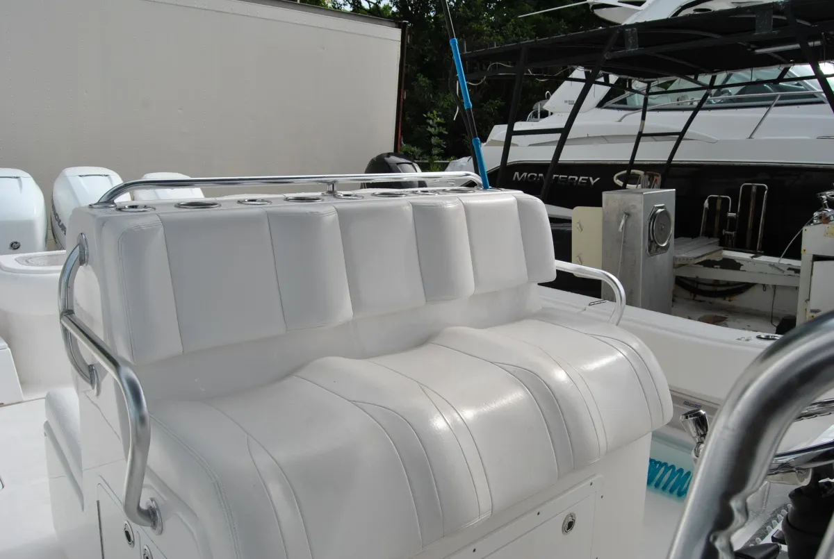 2013 Invincible 42 CC Helm Seating