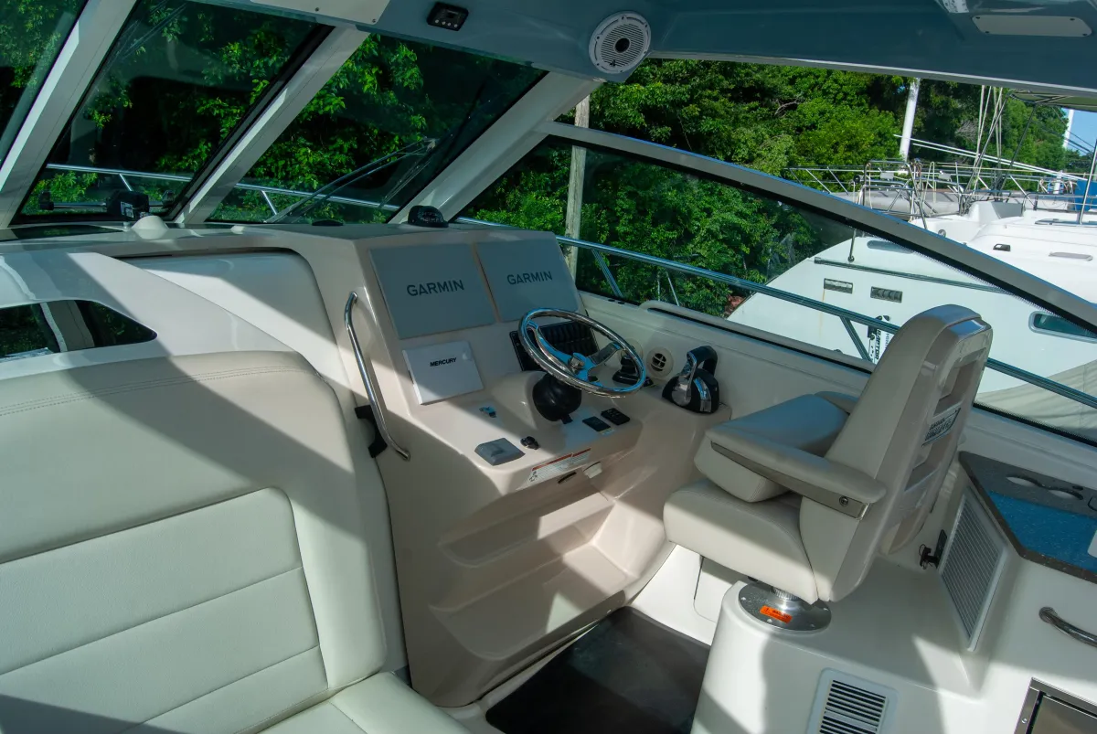 2021 Boston Whaler 345 Conquest