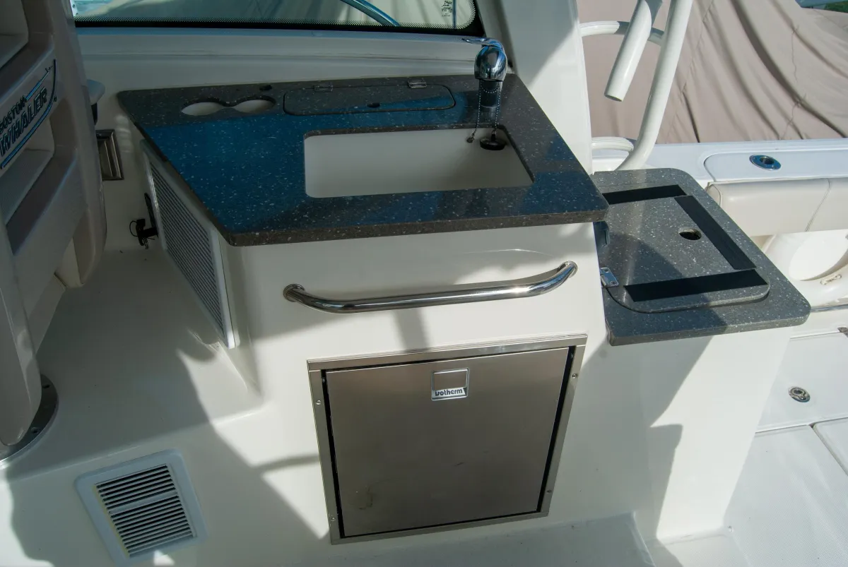 2021 Boston Whaler 345 Conquest