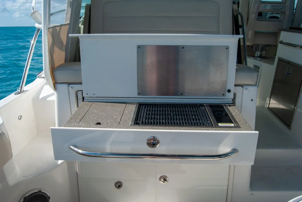 2021 Boston Whaler 345 Conquest