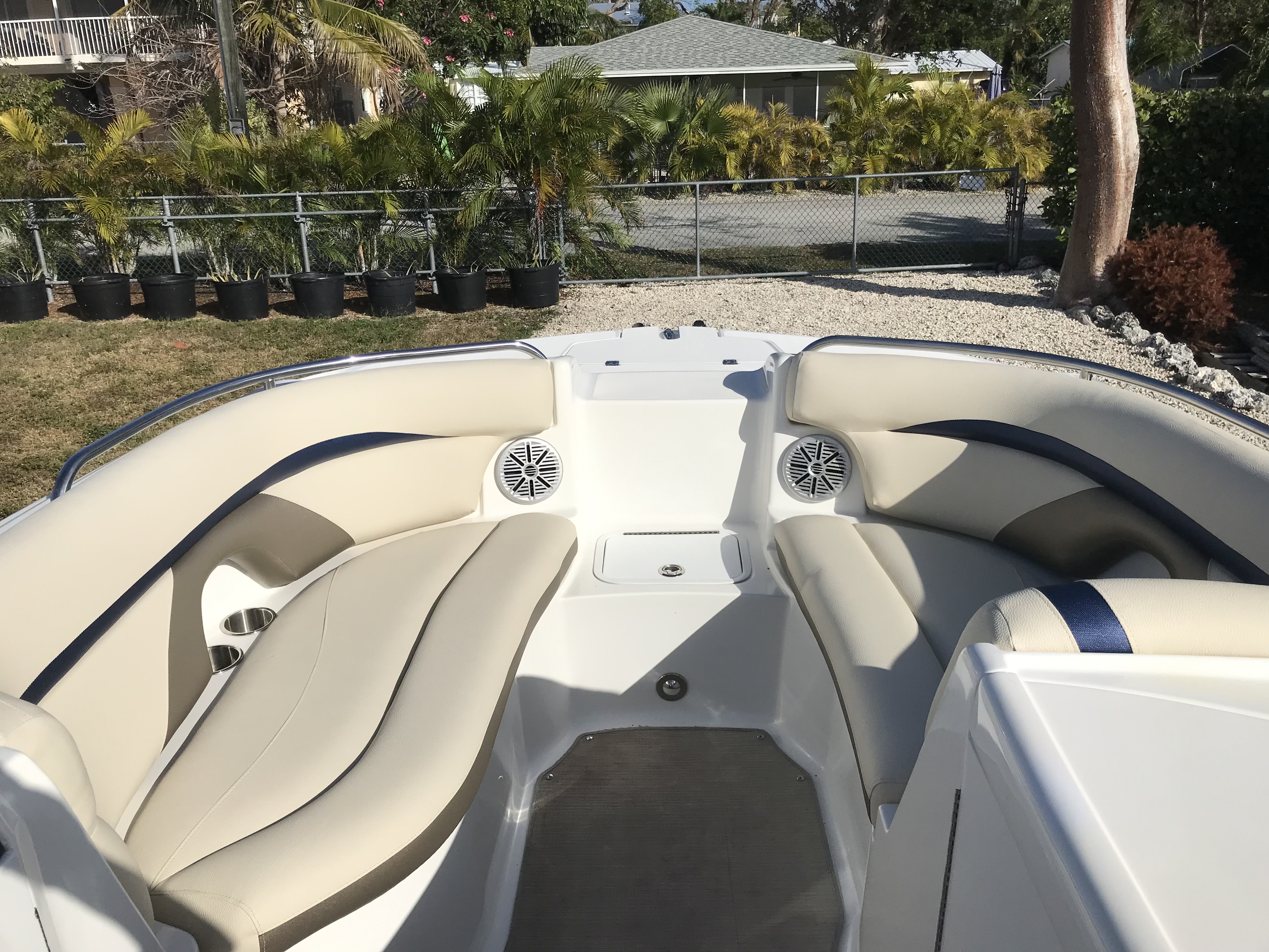  2017 Hurricane SunDeck 2200 OB