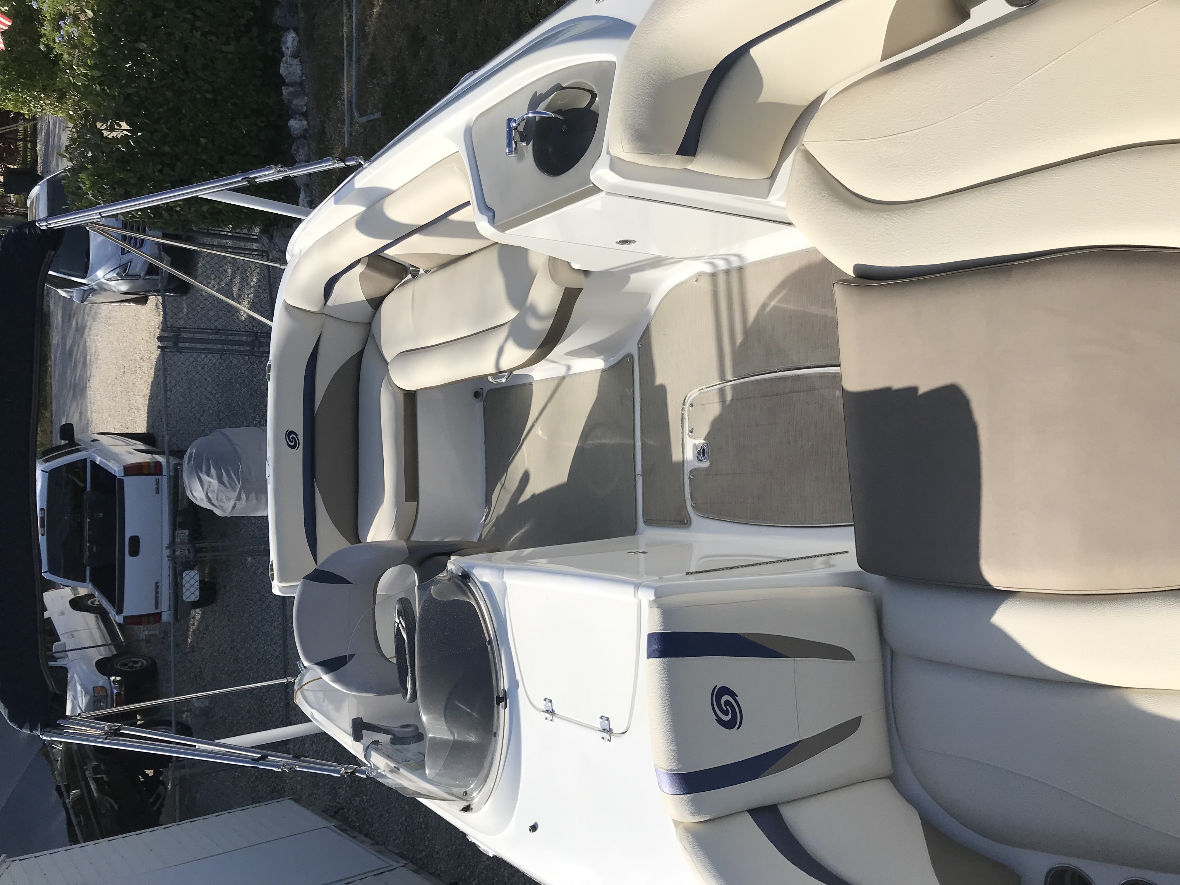  2017 Hurricane SunDeck 2200 OB