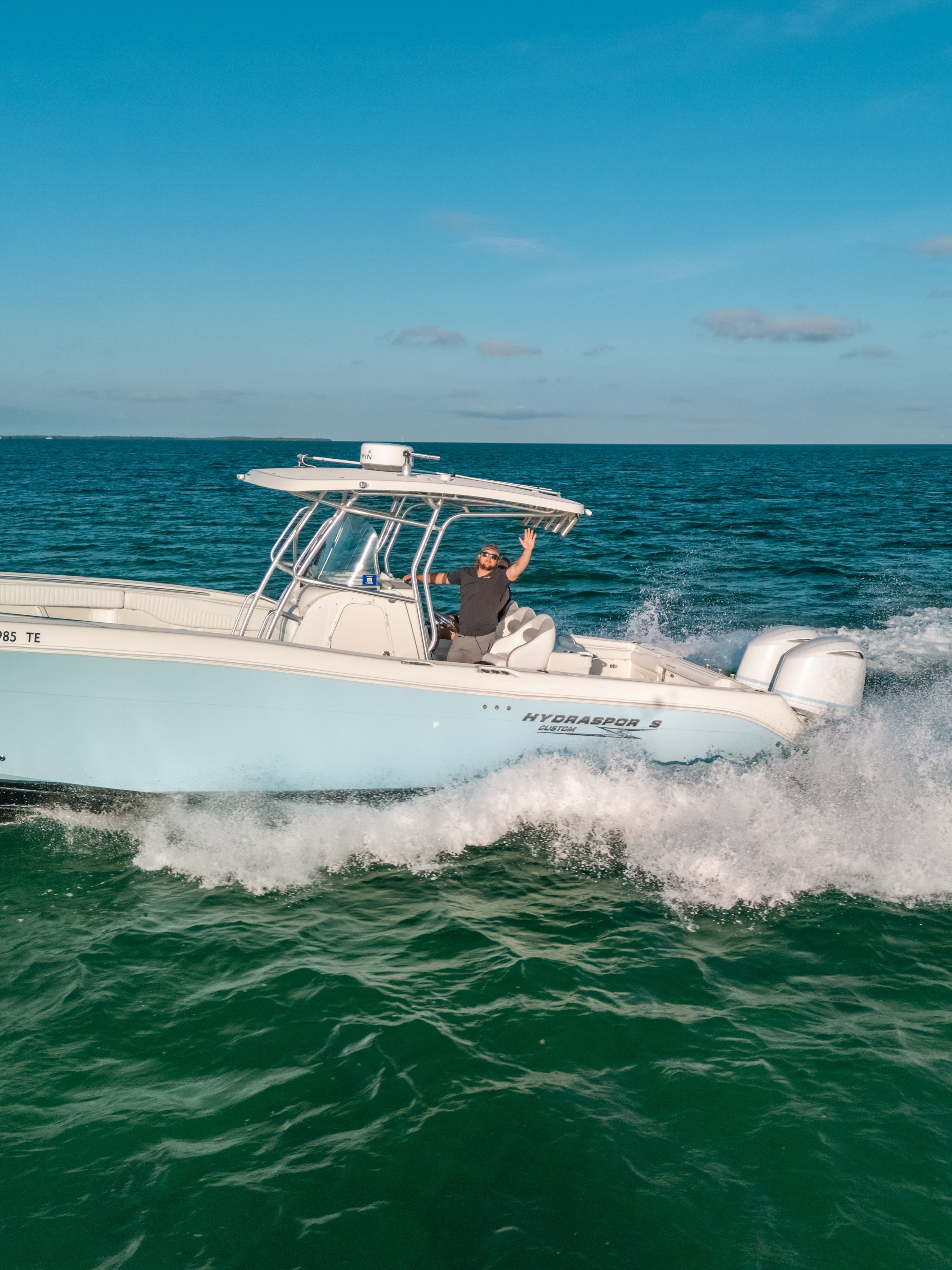 2005 Hydra-Sports Vector 33