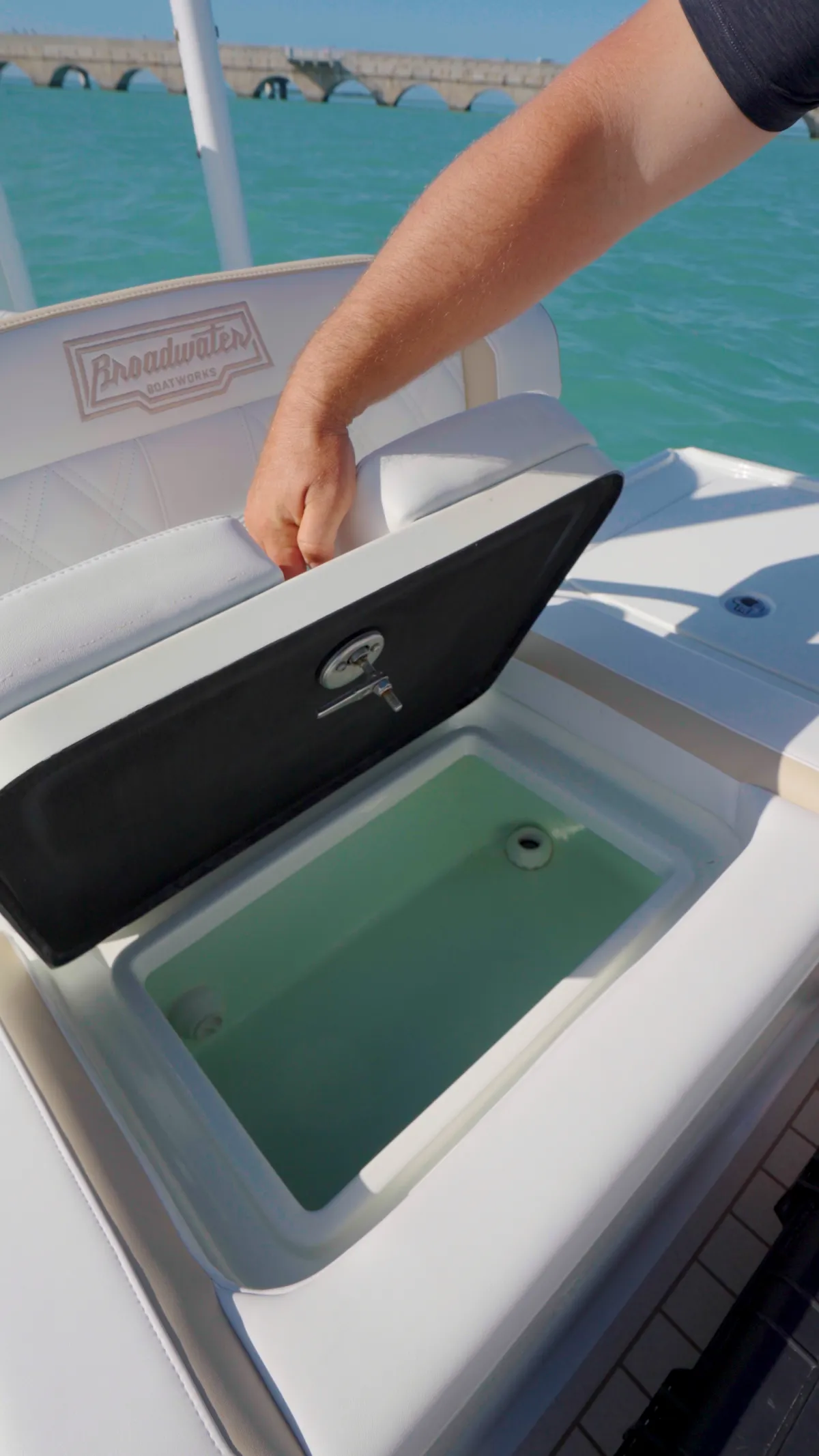 2026 Broadwater 25 Bay Cat