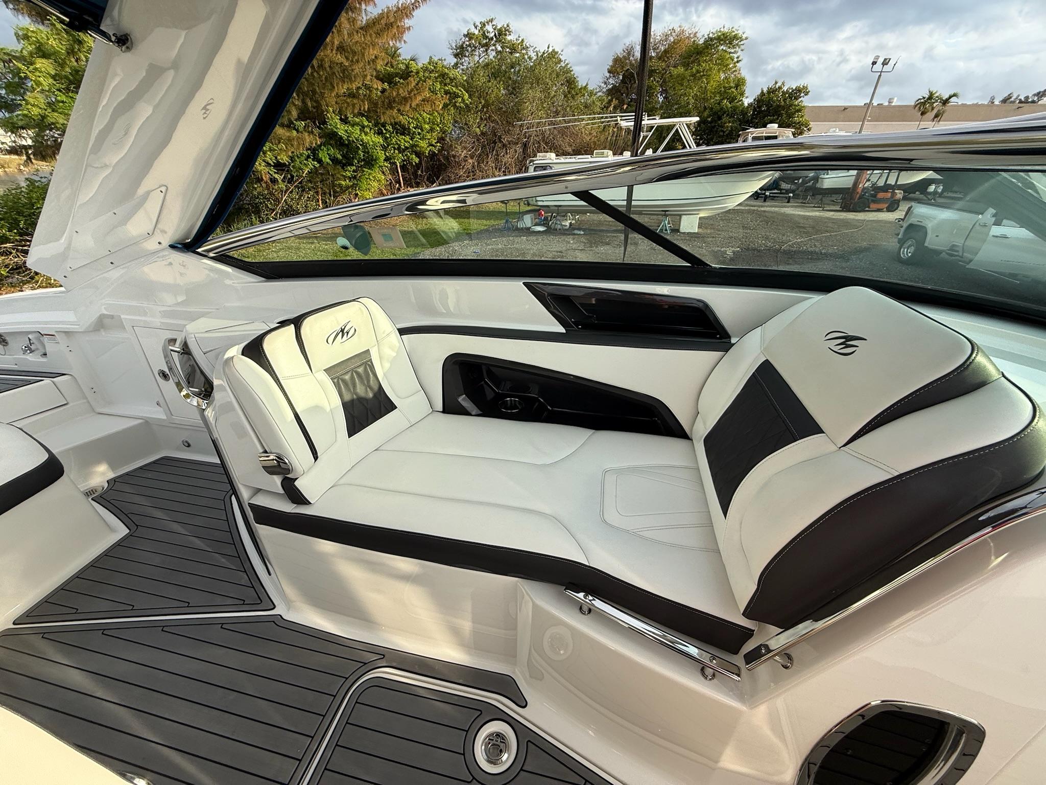 2019 Monterey 328 ss