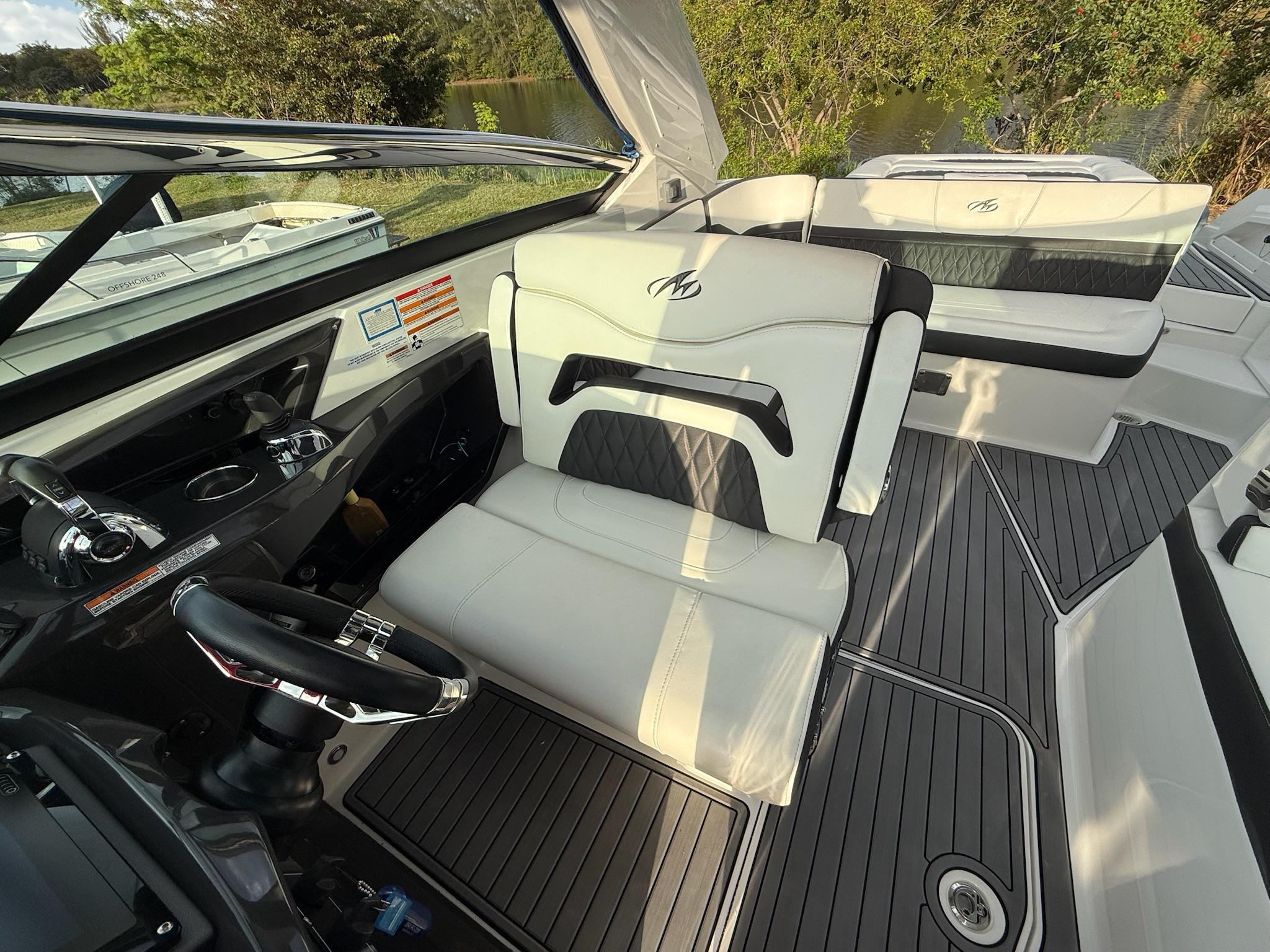 2019 Monterey 328 ss