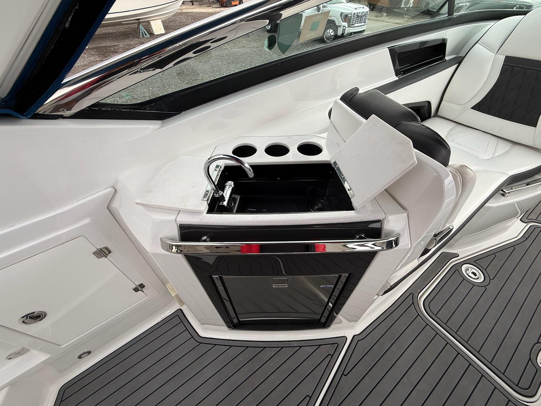 2019 Monterey 328 ss