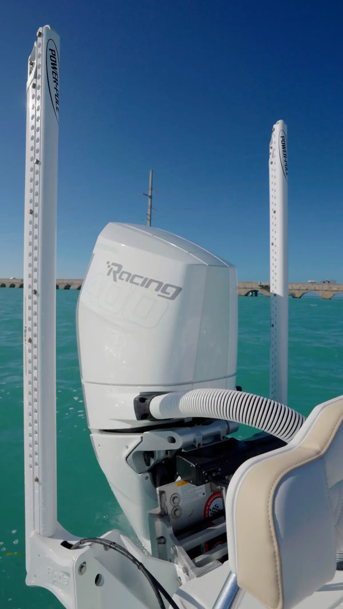 mercury 400r on a broadwater bay cat with power poles