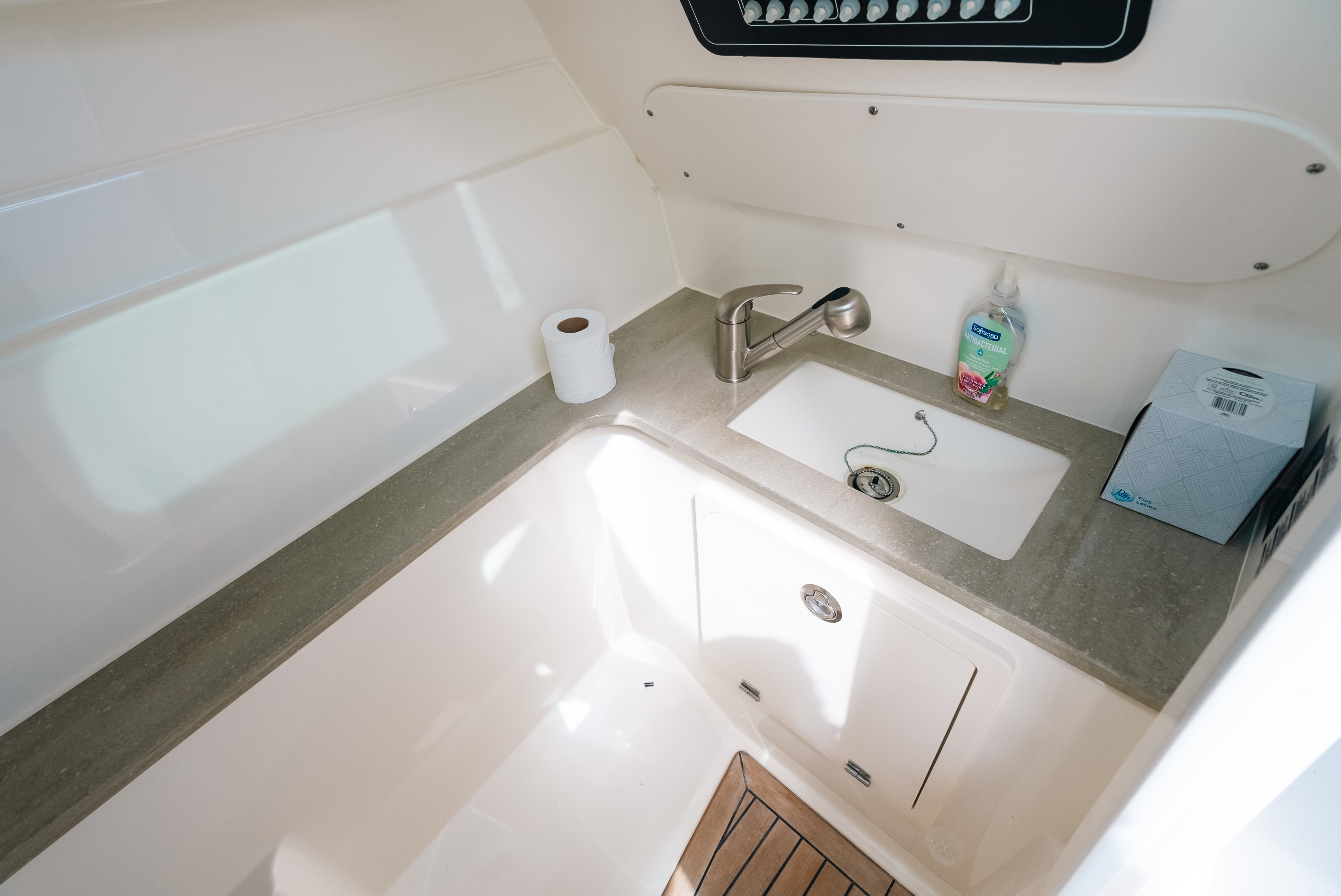 2024 Boston Whaler 320 Vantage