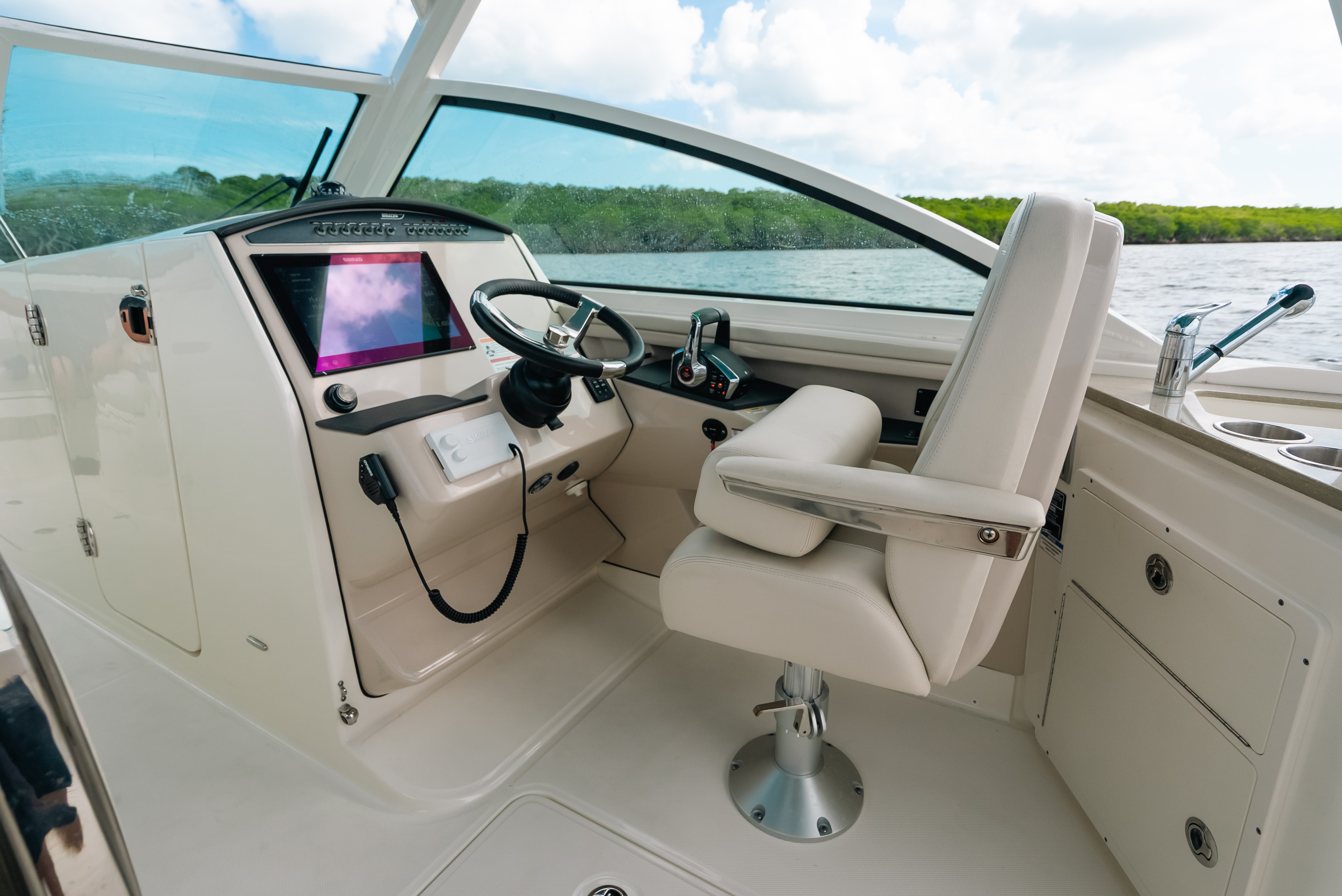 2024 Boston Whaler 320 Vantage