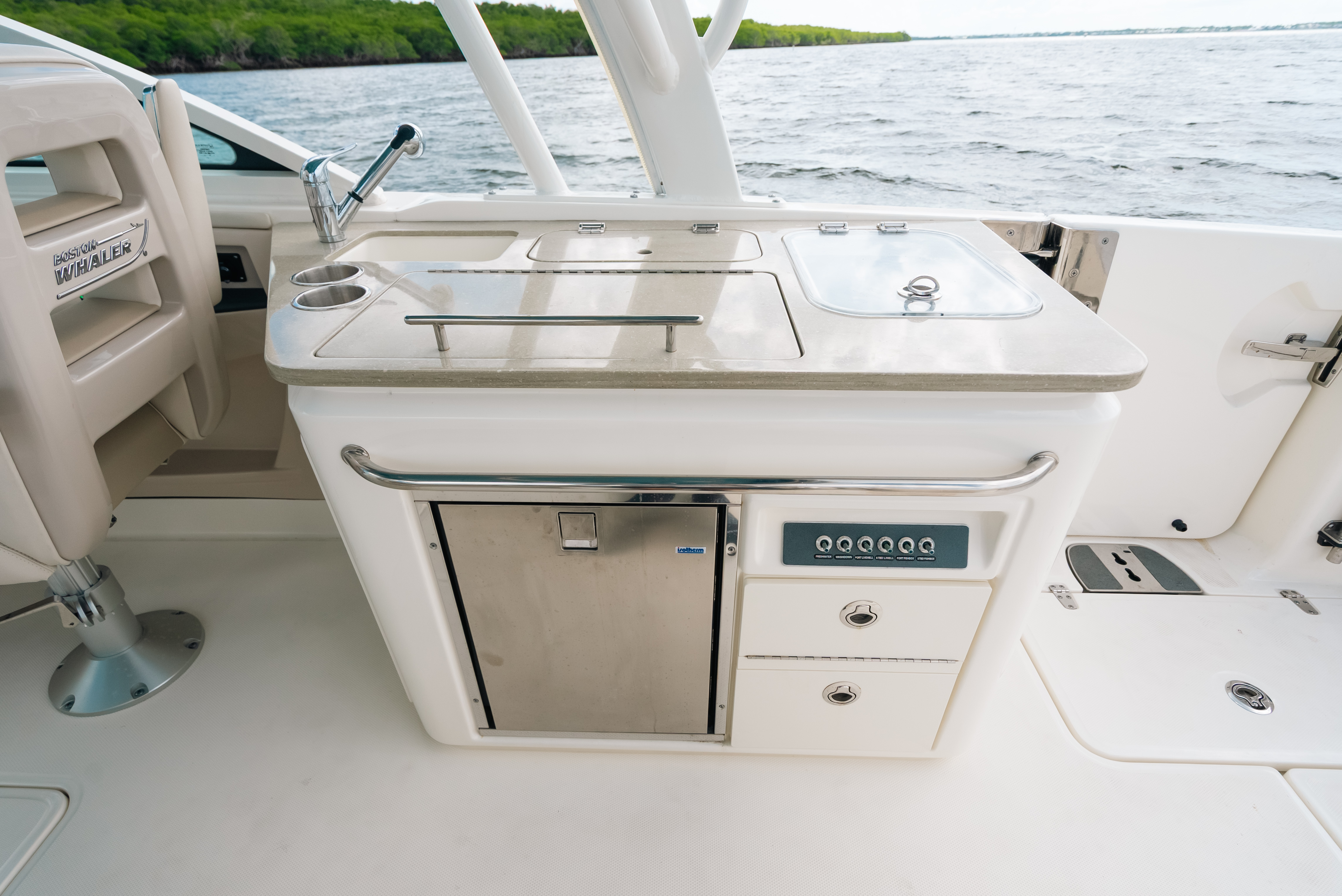 2024 Boston Whaler 320 Vantage