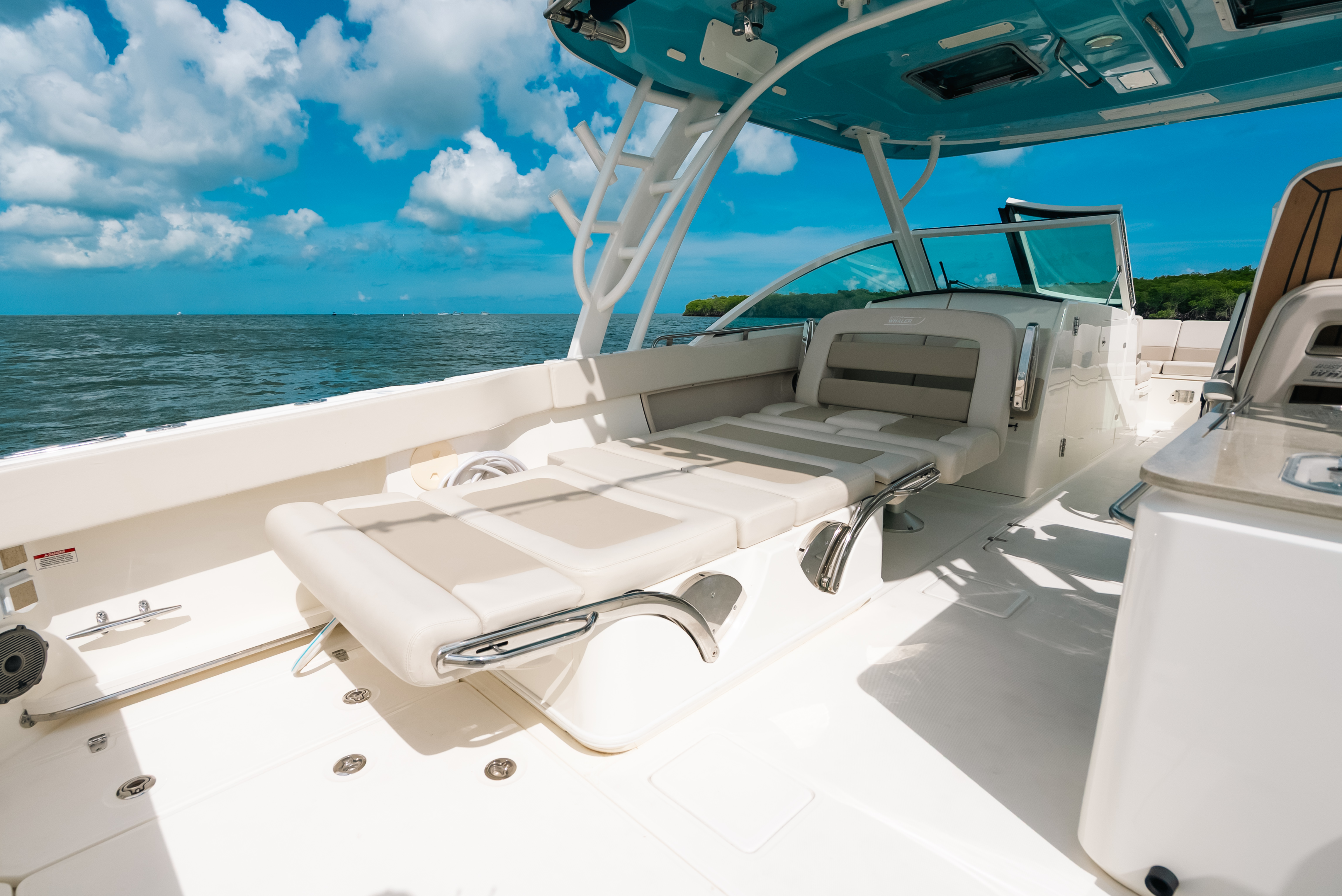 2024 Boston Whaler 320 Vantage