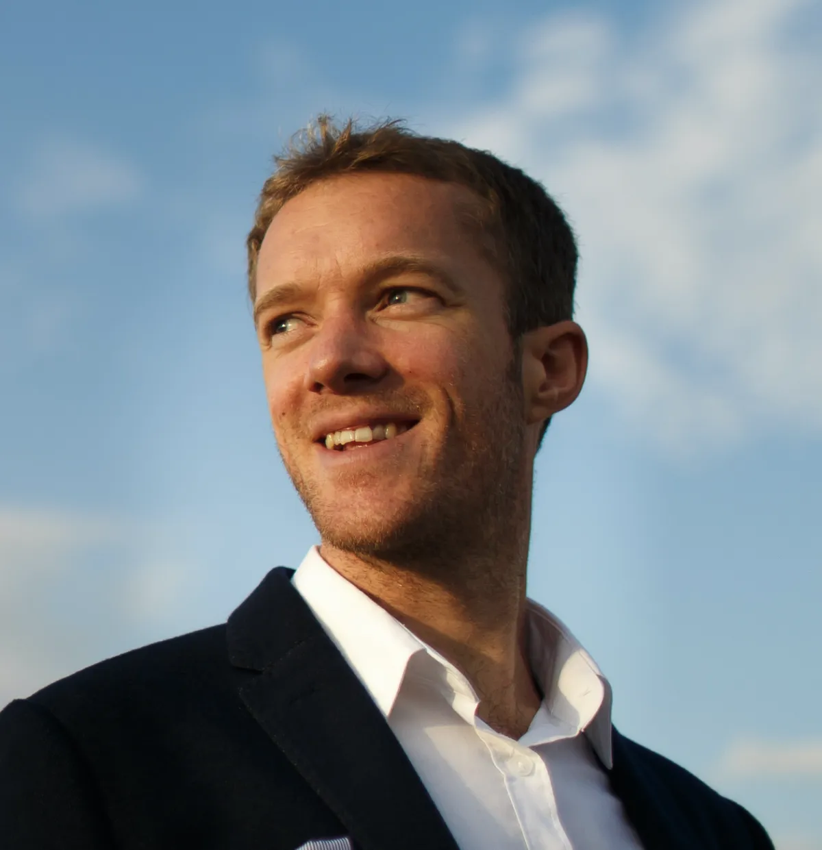 Professional and relaxed headshot of the mindset coach