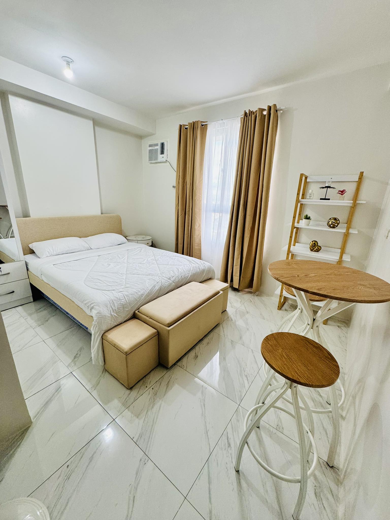 A group of benches sitting next to a palm tree