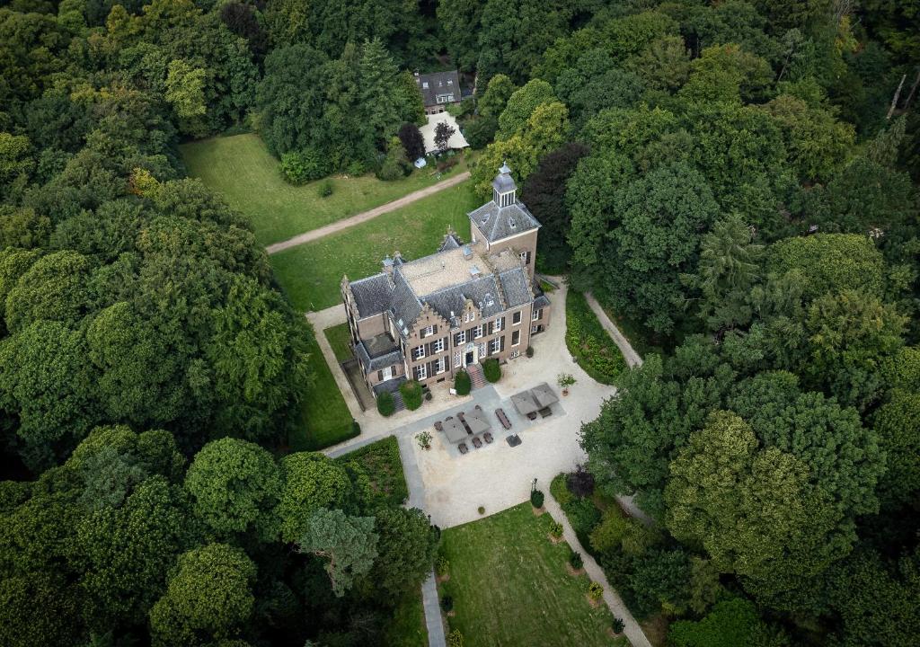 Een close-up van praktische traumazorgtraining, waarin handschoenen een gesimuleerde noodprocedure uitvoeren op een realistisch oefenmannequin. De achtergrond toont vage medische apparatuur, met een warm, uitnodigend kleurenpalet en een focus op praktische vaardigheidstraining.