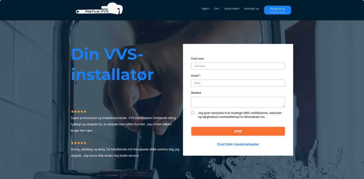 Håndværksvirksomhed der modtager jobforespørgsler via samlet indbakke, tablet i værksted, naturligt dagslys, autentisk fotostil.