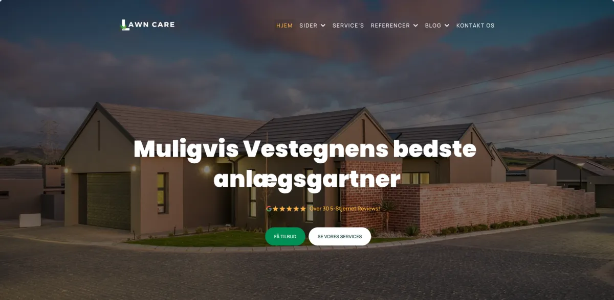 Håndværksvirksomhed der modtager jobforespørgsler via samlet indbakke, tablet i værksted, naturligt dagslys, autentisk fotostil.