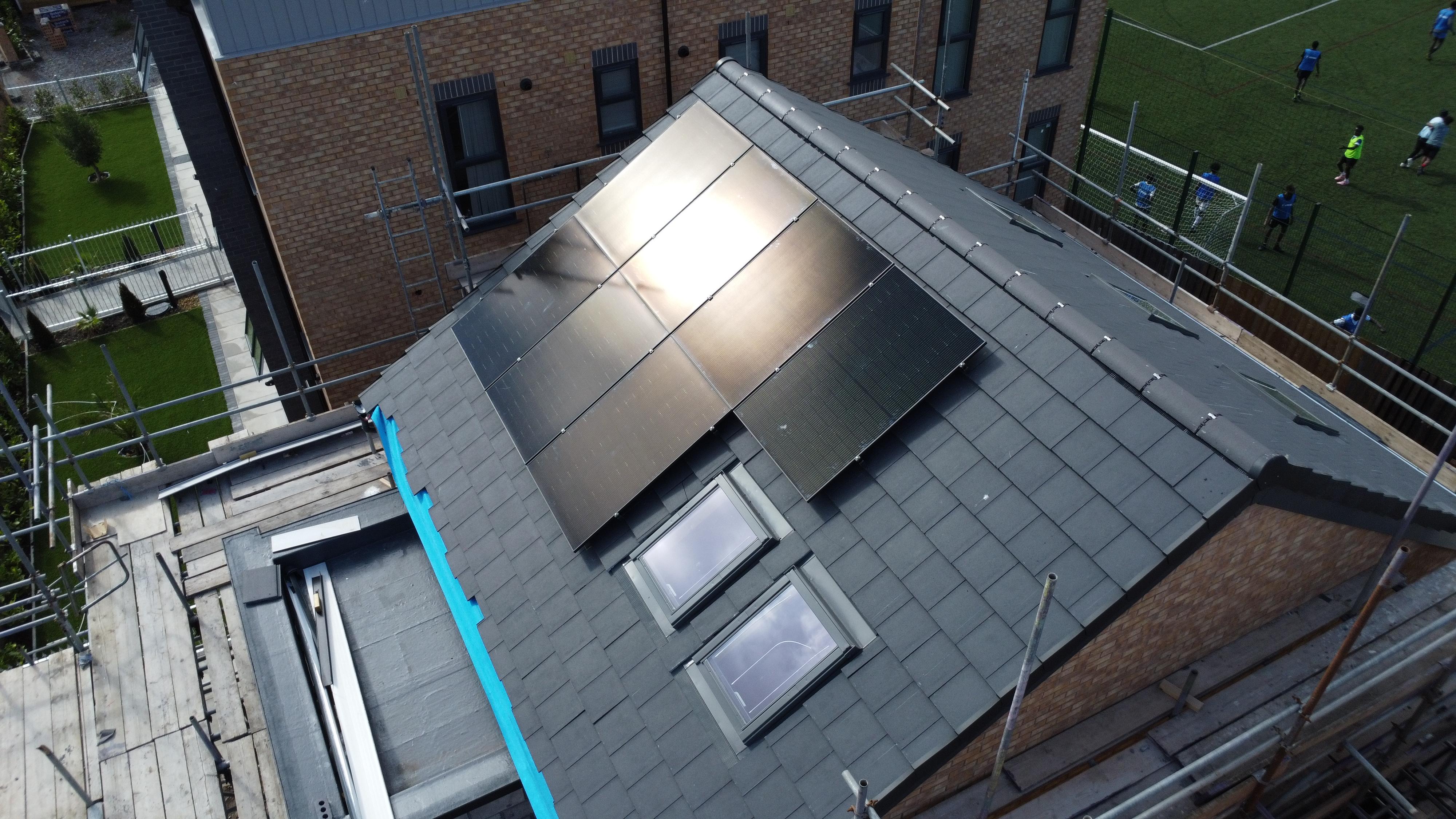 Modern home with solar panels, battery storage and an electric vehicle charger, alongside information about choosing the best energy tariffs for solar, battery storage and EV charging in 2026.