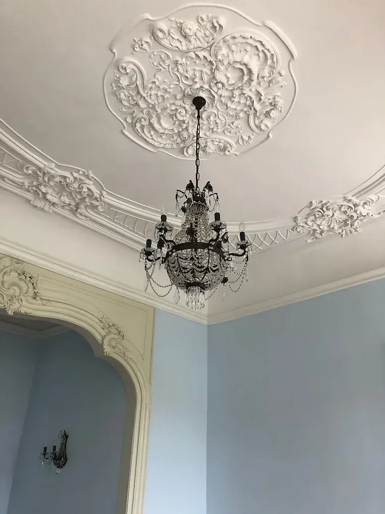 Kunstwerk im Kontrast zu historischen Wänden