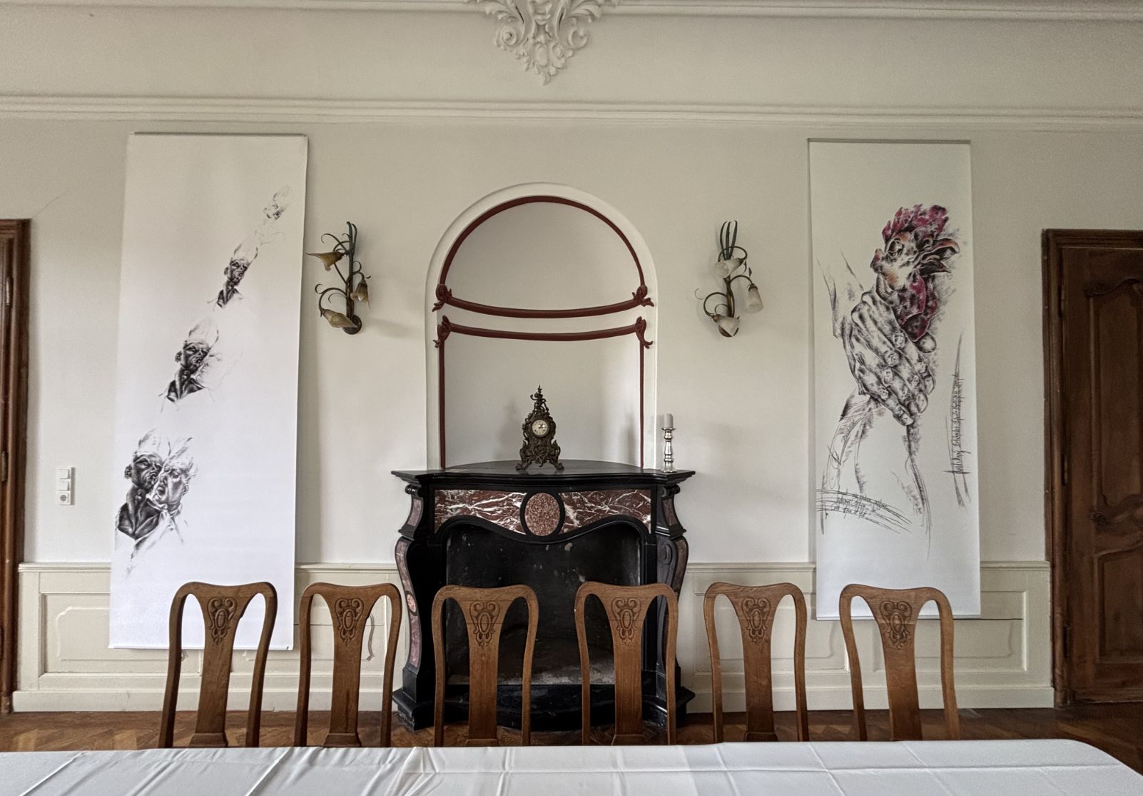Historischer Ausstellungsraum im Schloss Gleina mit zeitgenössischen Kunstwerken des Künstlers Woytek in der Favori Art Ausstellung „GENESIS“.