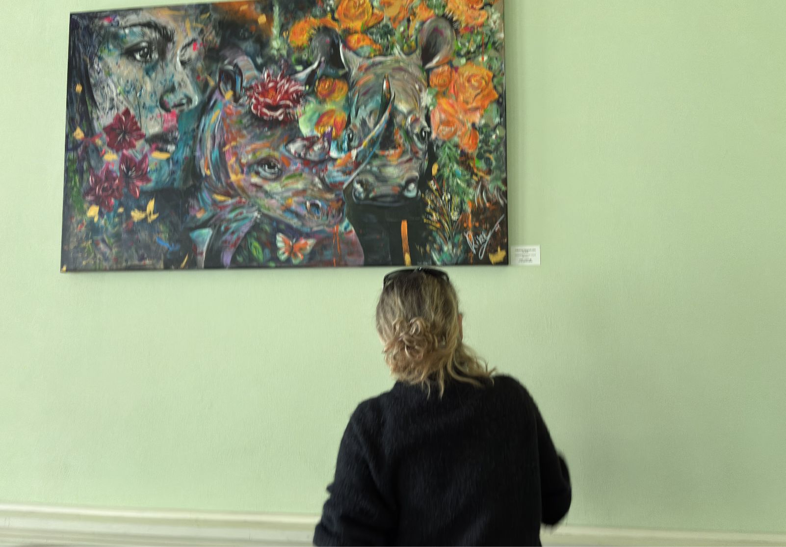 Franziska Sevik, Kuratorin von Favori Art, betrachtet ein zeitgenössisches Kunstwerk in der Ausstellung „Favori No.1 – GENESIS“ im Schloss Gleina.