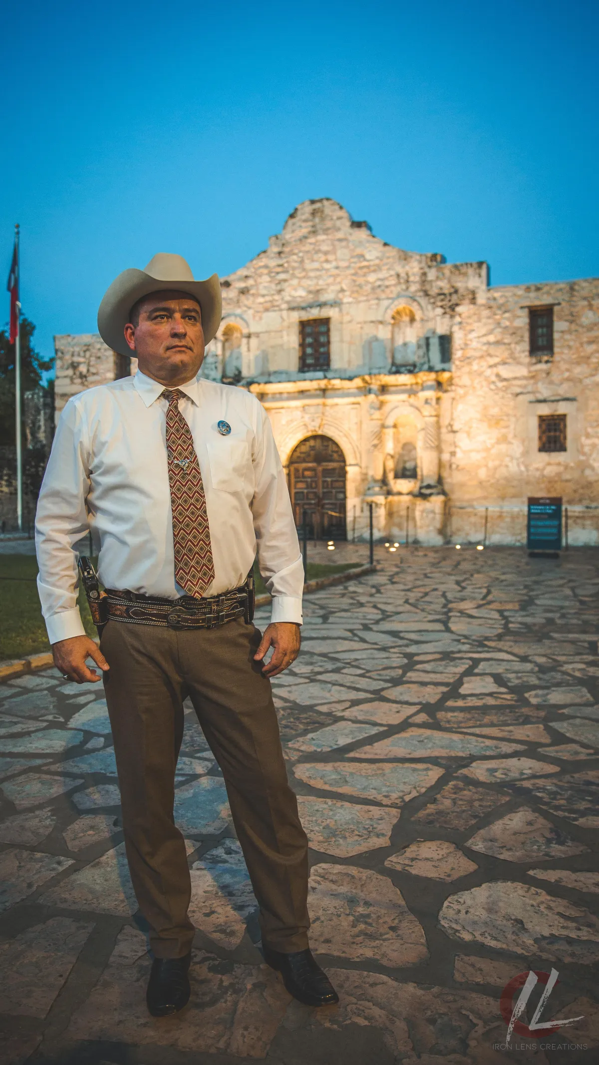 Image Founder in front of the Alamo