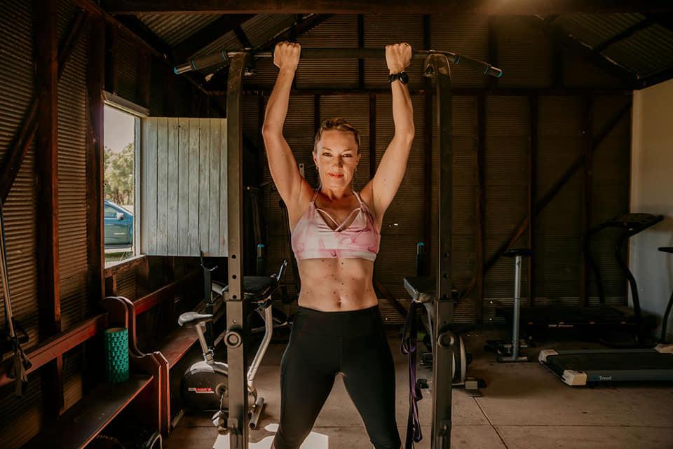 A young man and woman, both in their twenties, jogging together in a lush city park at sunrise, looking determined and joyful. The scene is vibrant, with soft golden light and a clear, modern photographic style. 3:2 aspect ratio.