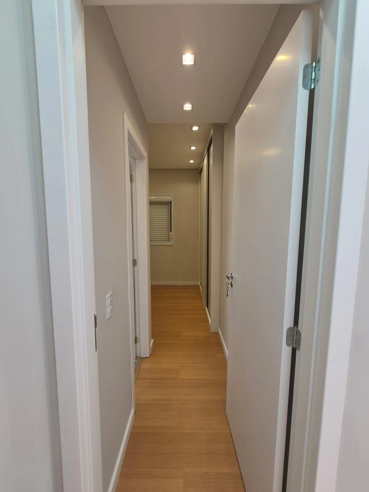 Hall de entrada e fachada contemporânea do empreendimento Maxy