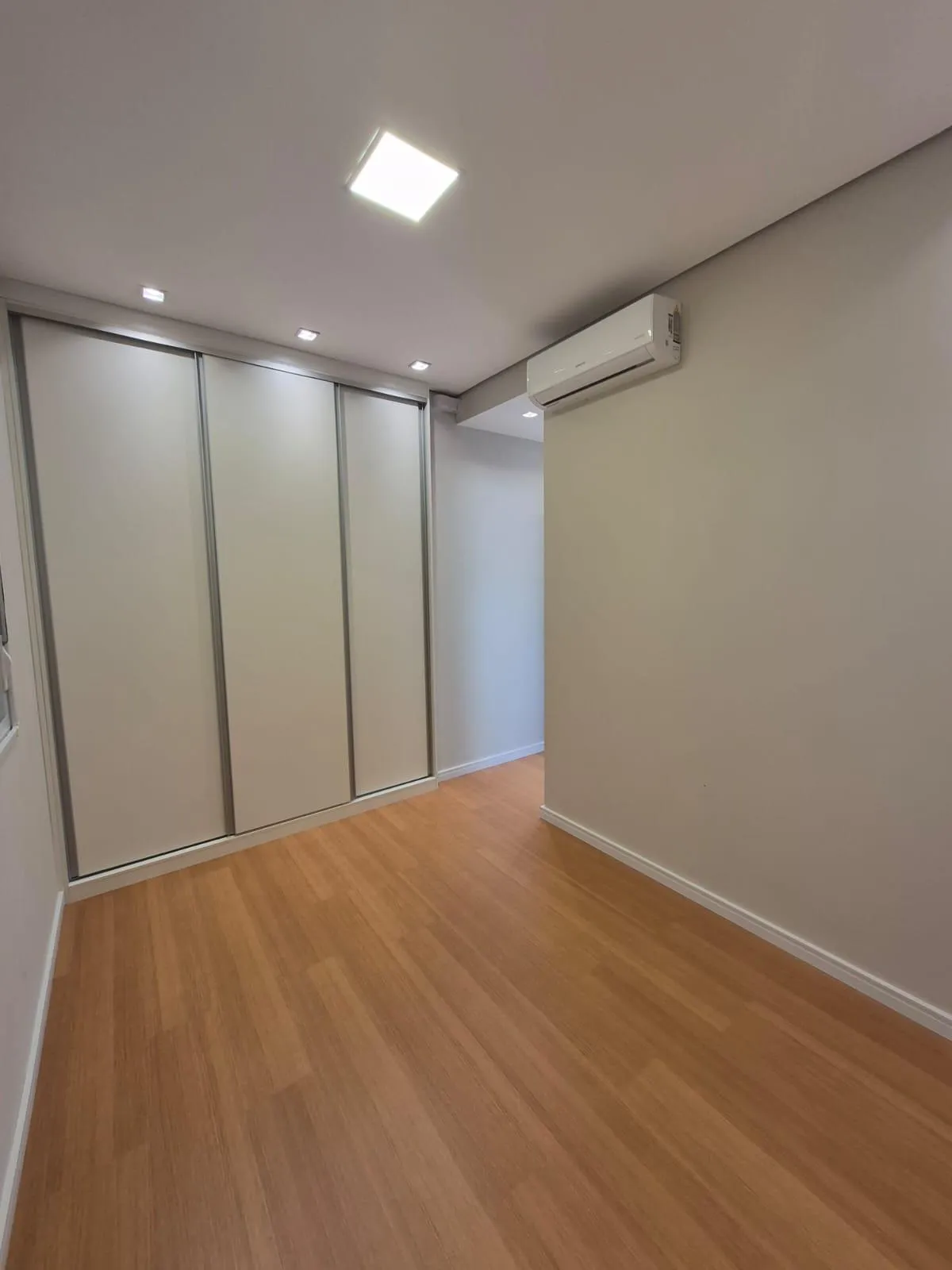 Cozinha planejada com bancada em granito nobre