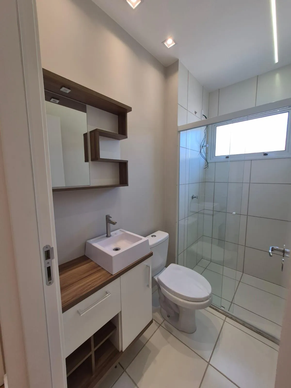 Living ampliado e integrado com design contemporâneo
