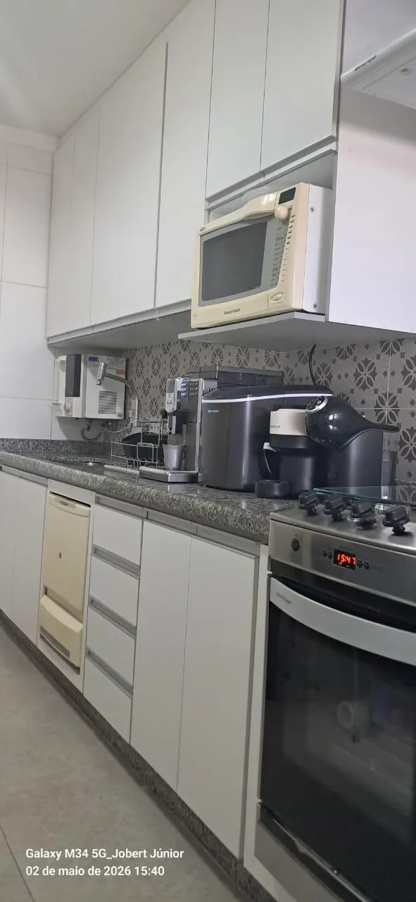 Living ampliado e integrado com design contemporâneo