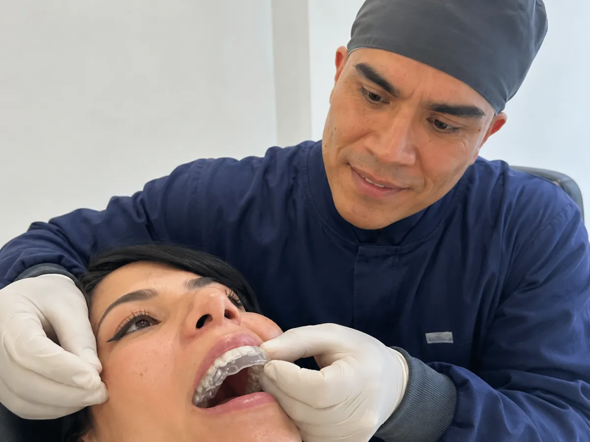 Clínica dental moderna y luminosa