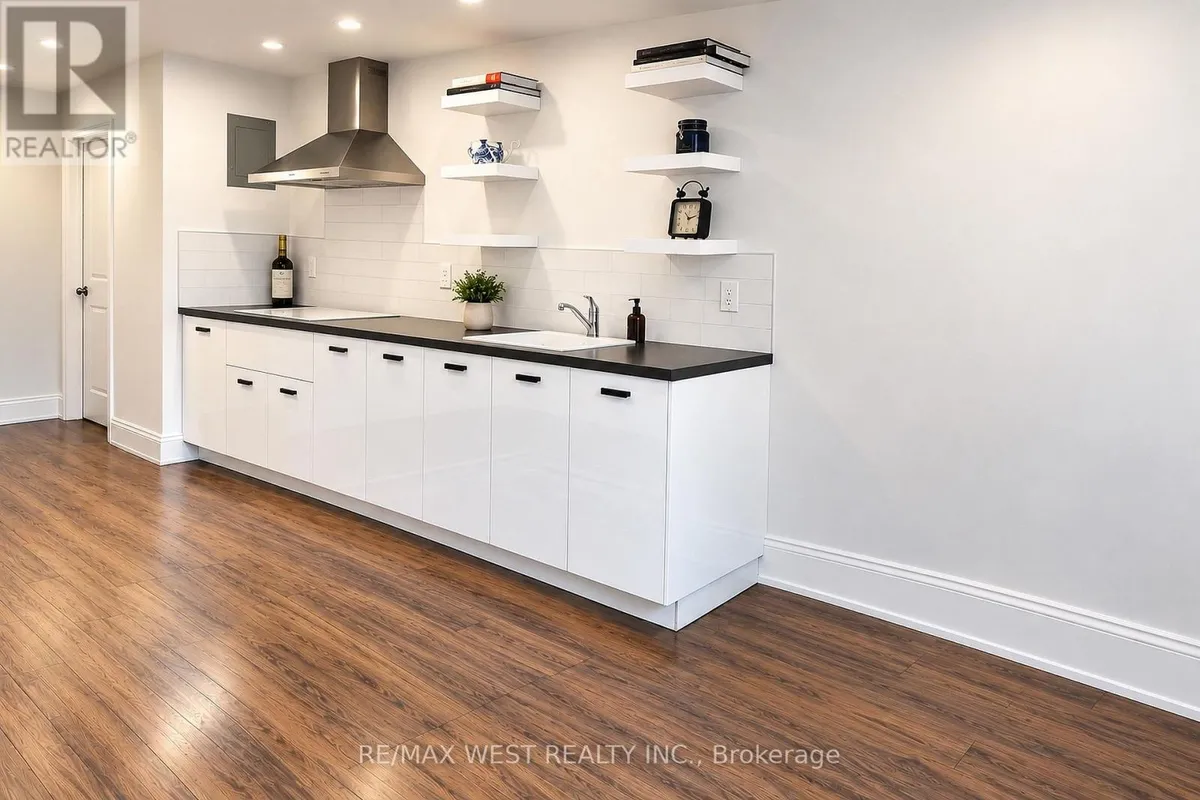 1-bed, 1-bath - upper-level unit in the beautiful Weston Village - Toronto - For Rent