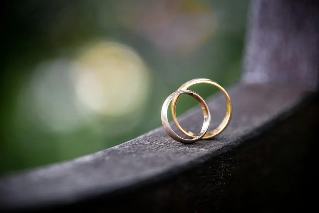 En qué mano llevar las argollas de matrimonio y el anillo de compromiso en Chile