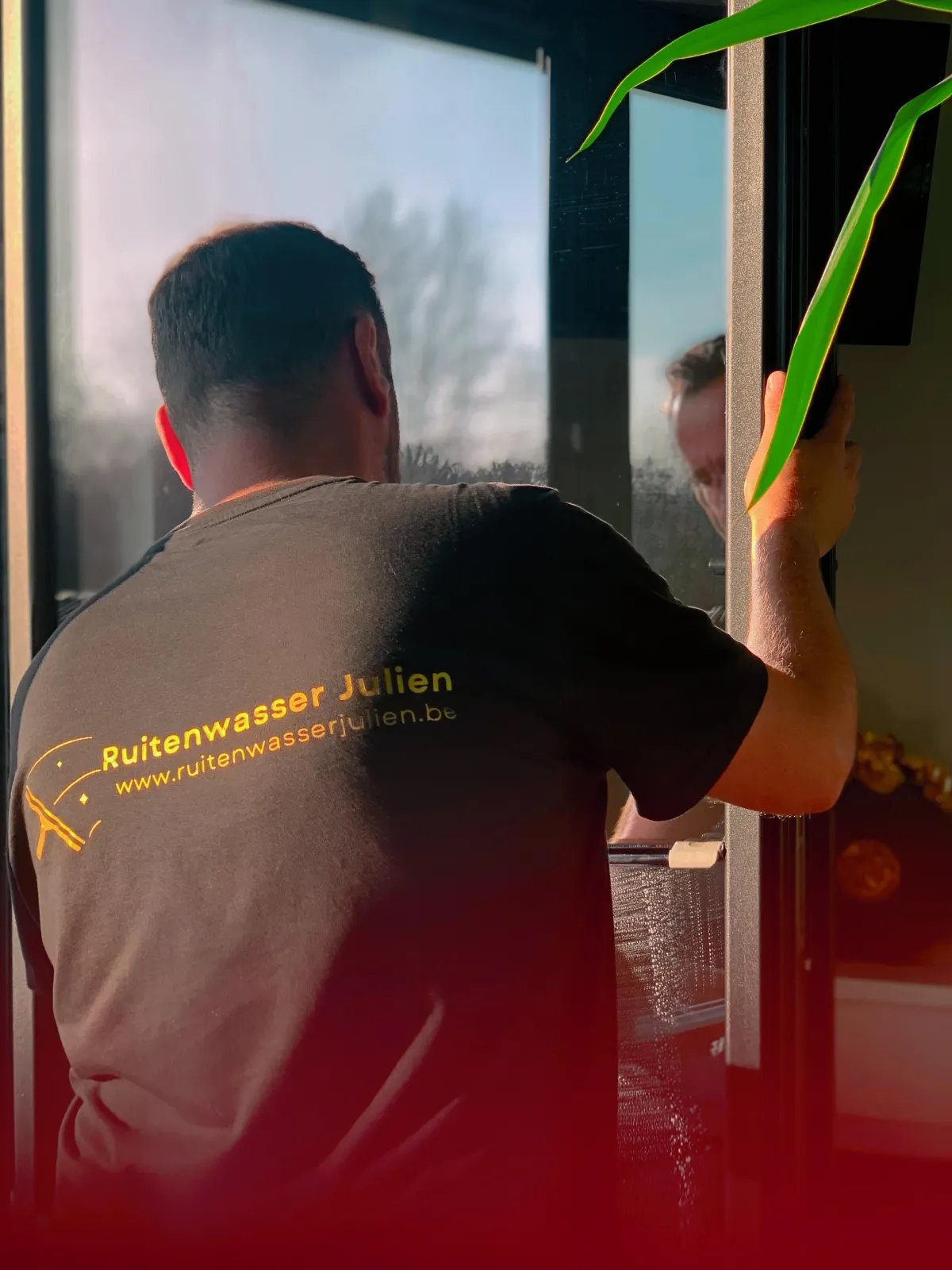Ruitenwasser Julien reinigt professioneel ramen en raamwerk voor particulieren en bedrijven in Aalst, Berlare en omgeving.