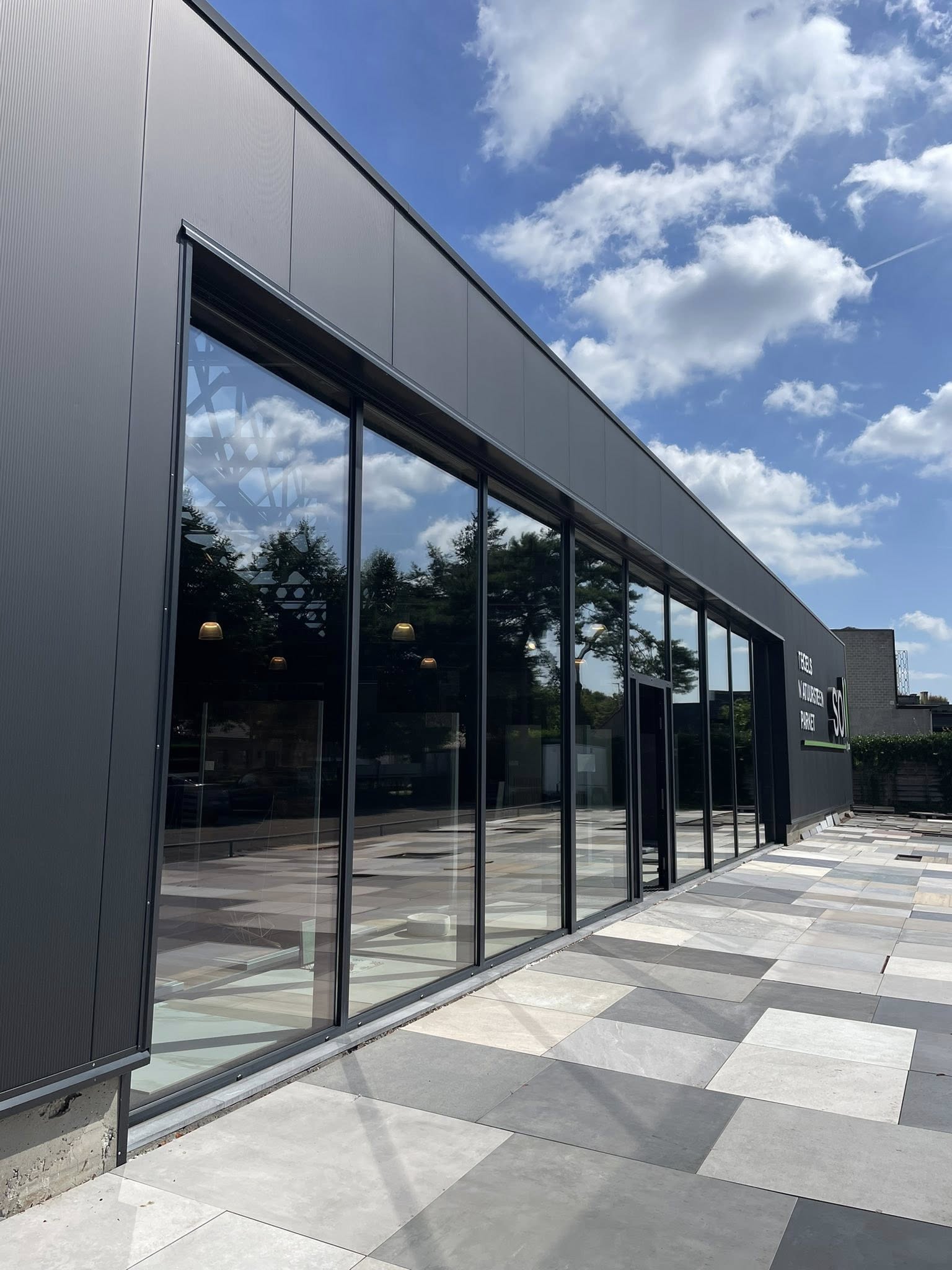 Professionele reiniging van ramen en raamwerk van een bedrijfsgebouw door Ruitenwasser Julien in Aalst, Berlare en omgeving.