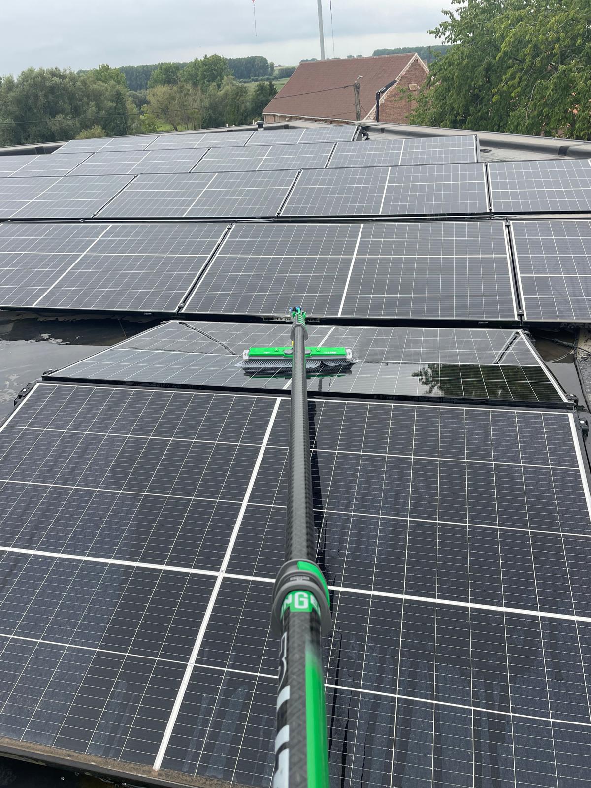 Professionele reiniging van zonnepanelen door Ruitenwasser Julien in Aalst, Berlare en omgeving.